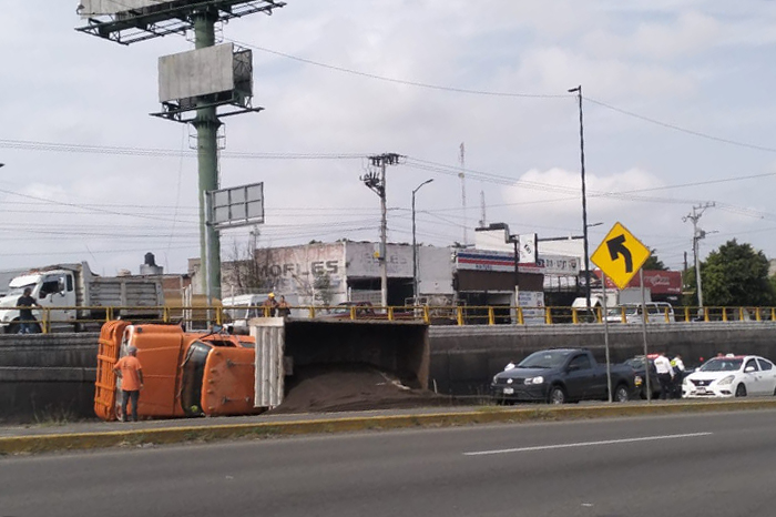 Morelia: Vuelca camión de volteo con carga de arena en la carretera