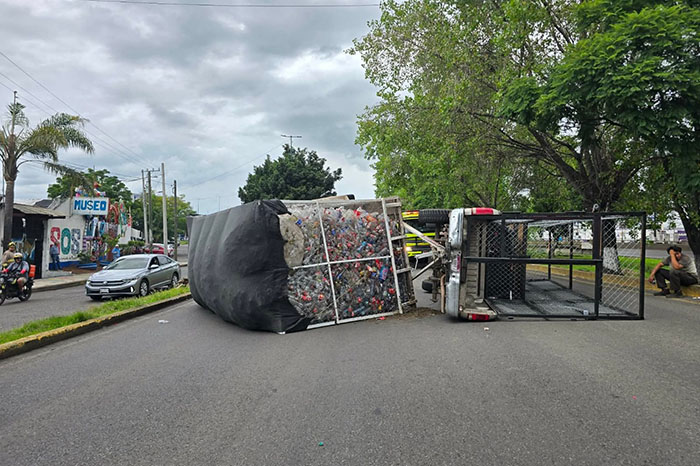 Morelia: Vuelca camioneta con remolque en carretera estatal