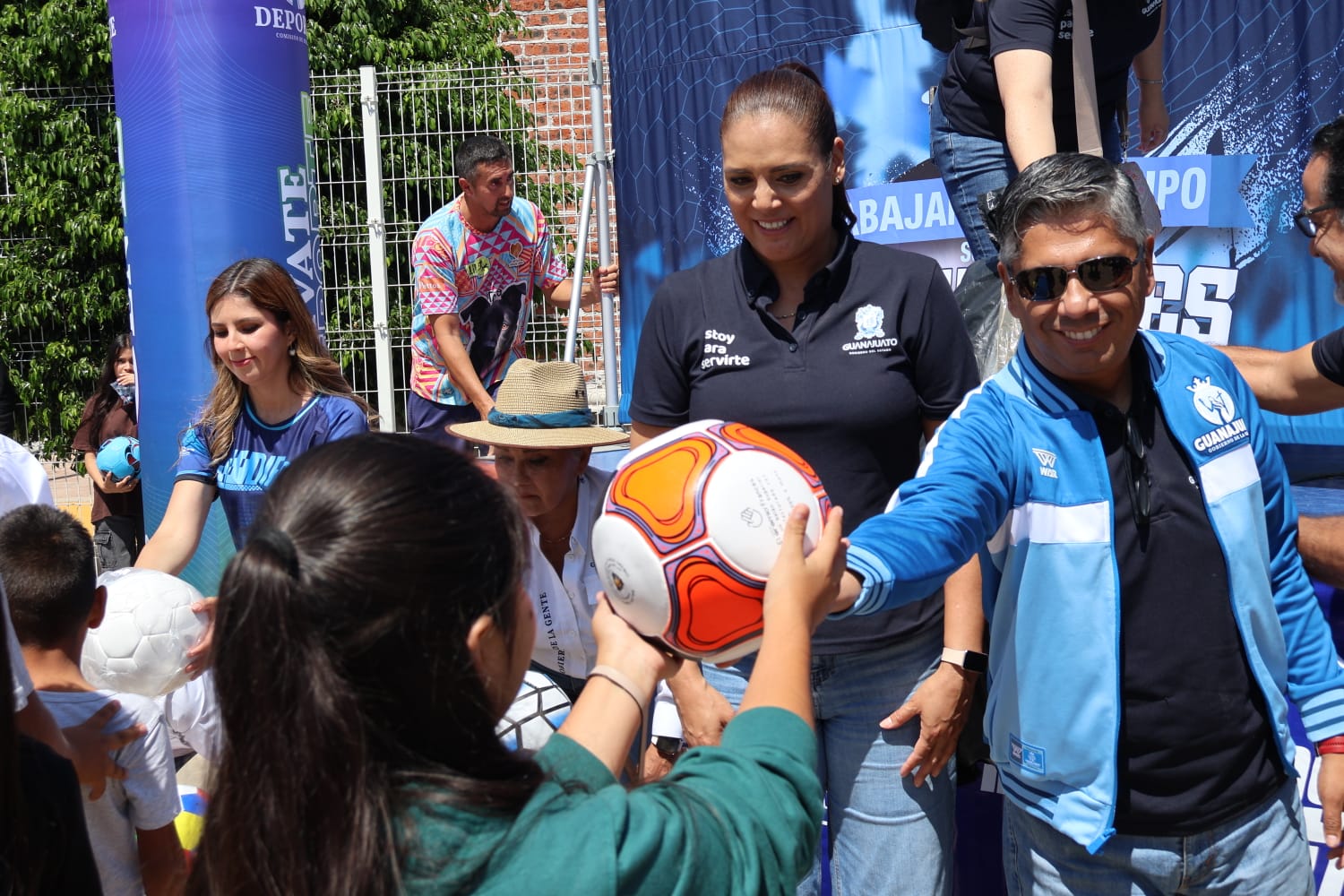 Pénjamo: CODE entrega balones de fútbol para apoyar a jóvenes