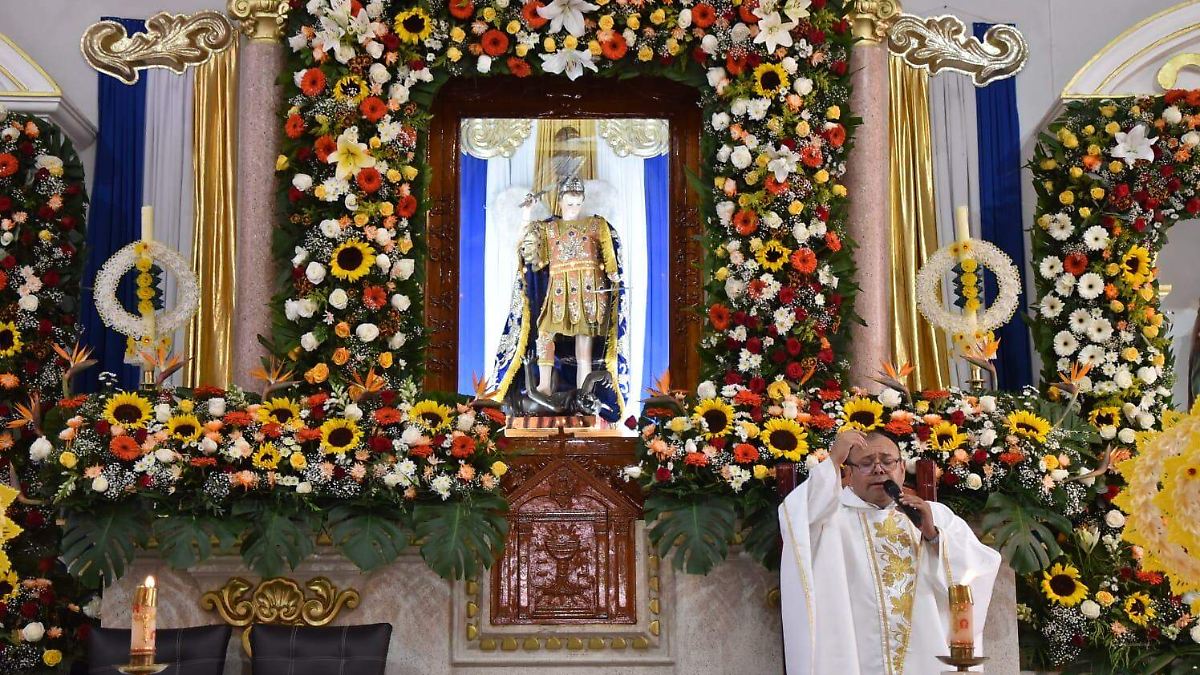 Peregrinos se congregan en Tupátaro para honrar a San Miguel Arcángel