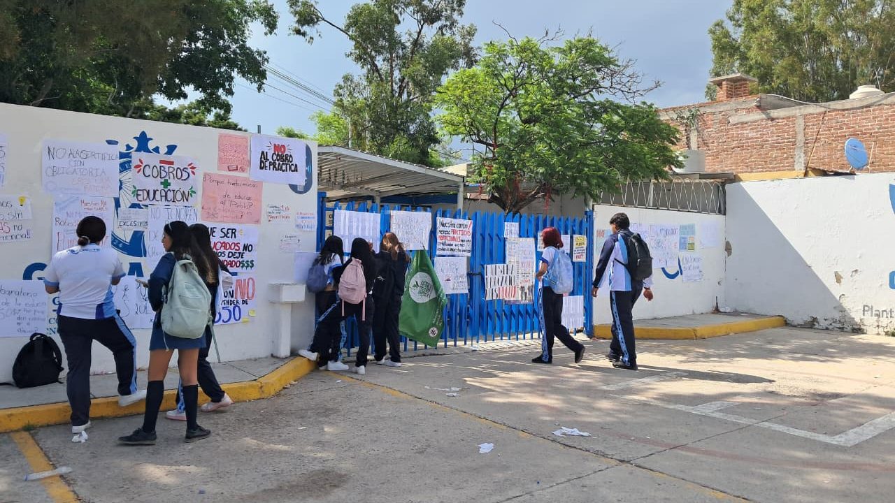 Protesta de alumnos de CECyTEG San Juan Bosco en León, Guanajuato