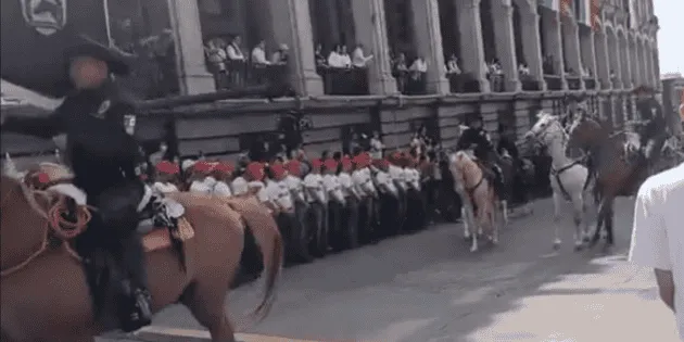Puebla: Caballo se descontrola y cae en desfile del 16 de septiembre