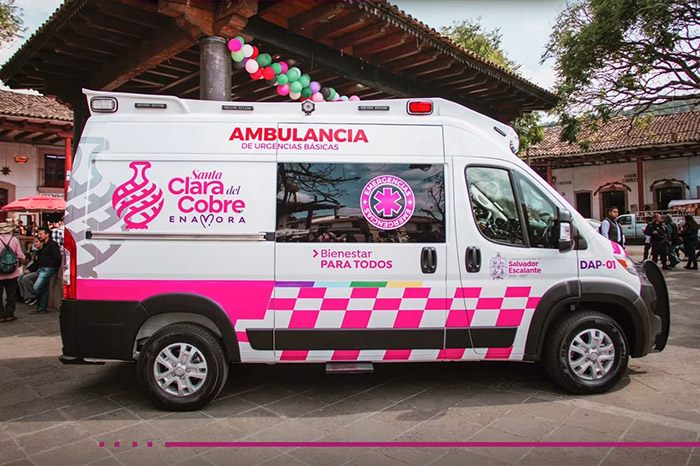 Salvador Escalante: Dayana Pérez adquiere ambulancia para la comunidad