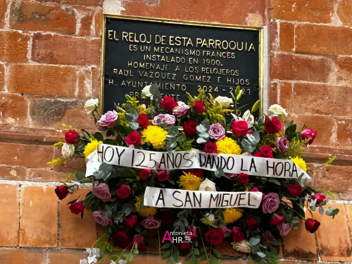 San Miguel de Allende: Ofrenda floral por 125 años del Reloj Público