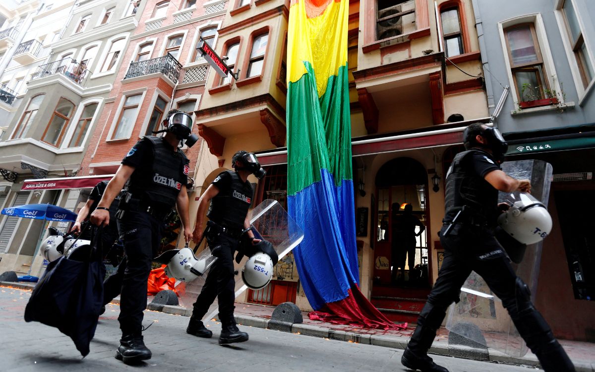 Turquía cierra portales LGBTI y bloquea cuentas de activistas internacionales