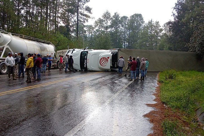 Uruapan: Vuelco de tráiler interrumpe la carretera Uruapan-Los Reyes