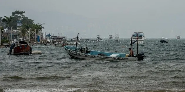 Veracruz: Protección Civil cierra puertos por paso de ciclón