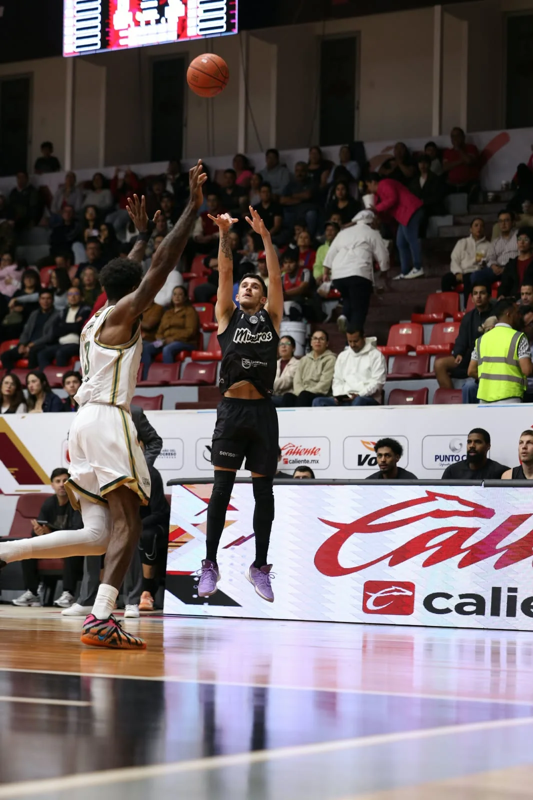 ¡Abejas cae 90-78 en el emocionante Juego 1!