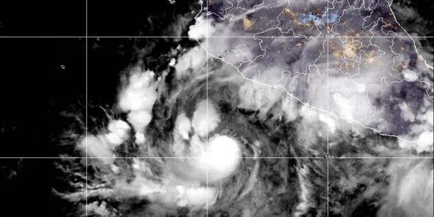 Acapulco: Inundaciones por el huracán Simón; podría impactar Jalisco
