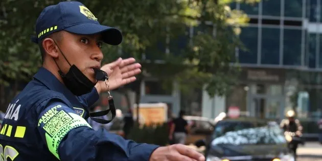 CDMX: Mujer muerde a policía vial para evadir infracción en VIDEO