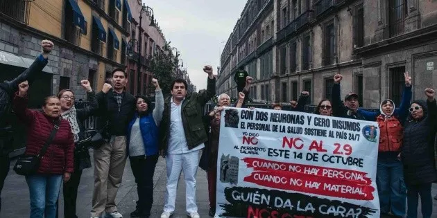 Ciudad de México: Trabajadores del IMSS entregan pliego a Sheinbaum