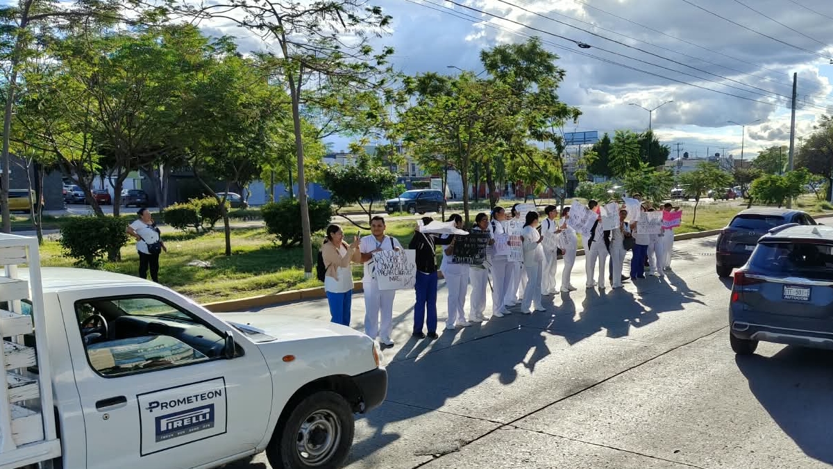Estudiantes de UNITEC bloquean bulevar Juan Alonso de Torres en León
