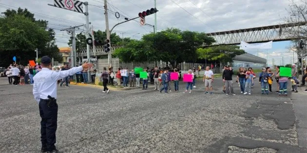 Guadalajara: Vecinos protestan por calidad del agua y recortes en Tren Ligero