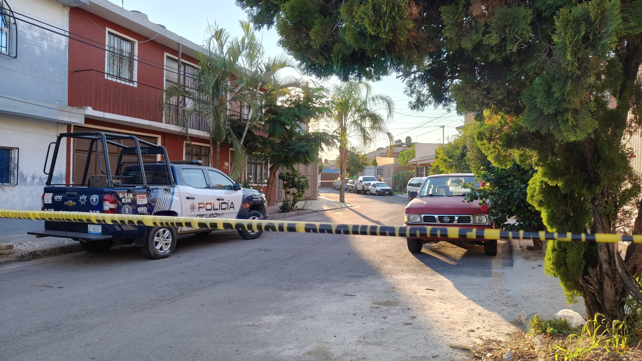 Hombre asesinado a balazos frente a su casa en colonia Los Laureles, León