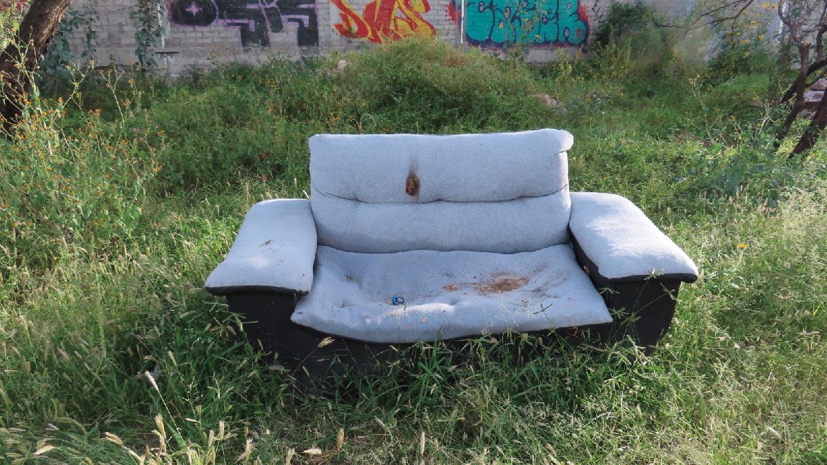 León: Rescatan a bebé abandonado en un sillón en la calle