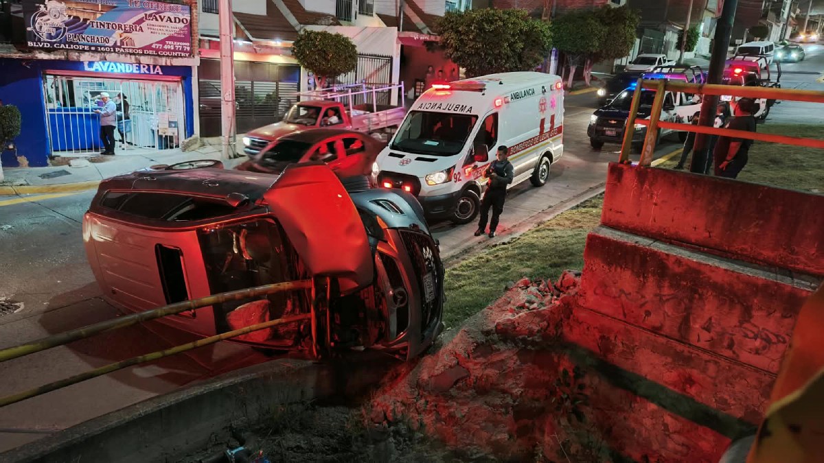 León: Volcadura de camioneta en Paseos del Country deja heridos