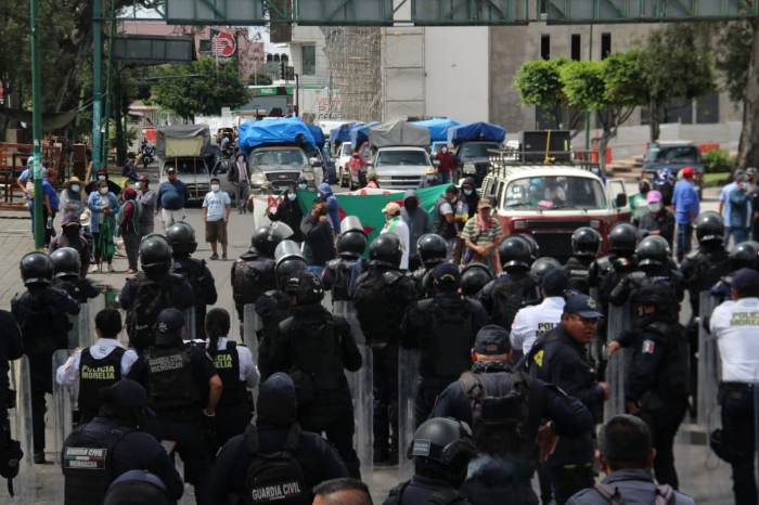 Morelia: Gobierno y municipio disuelven plantón del FNLS en Calzada La Huerta
