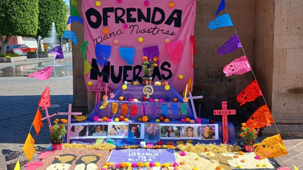 Ofrenda de Día de Muertos en León por mujeres víctimas de feminicidio