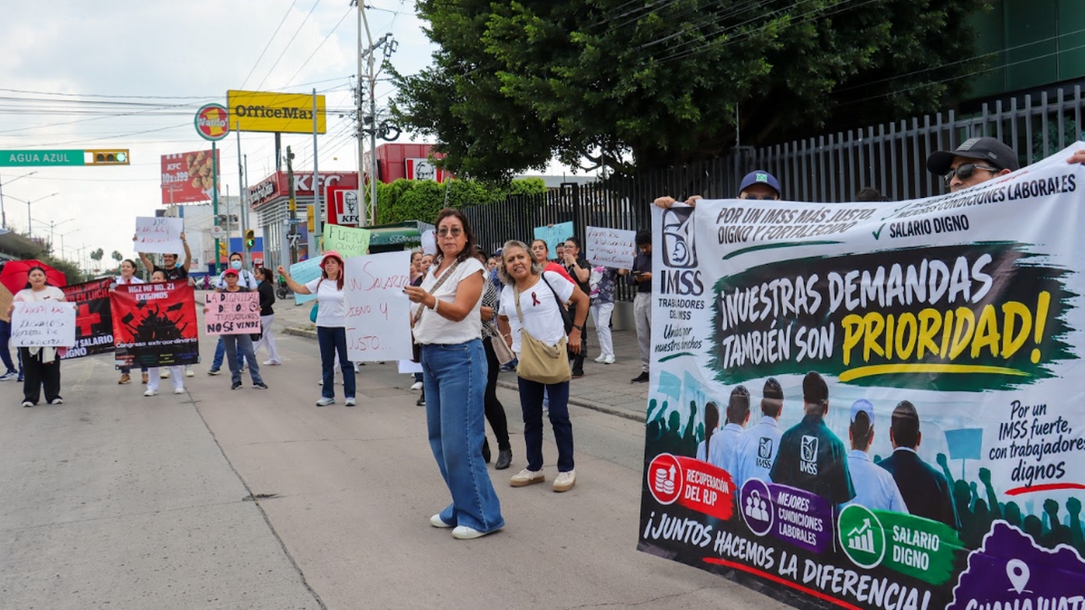 Protestas del IMSS en León por salarios y falta de medicamentos