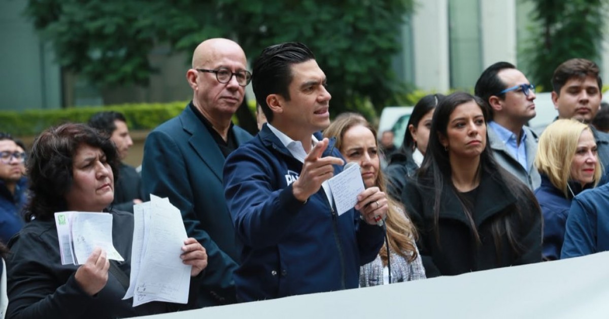 Romero enfrenta rechazo de trabajadores del IMSS en mitin