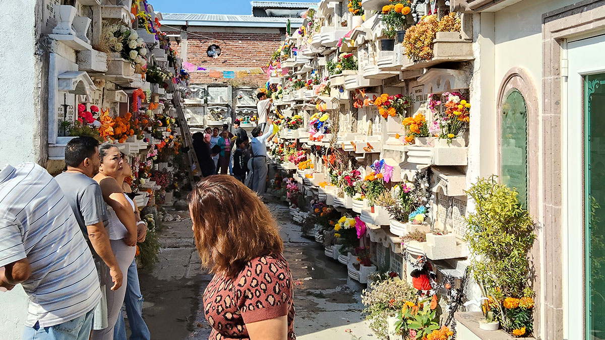 San Pancho: Alistan 400 puestos en panteones por Día de Muertos