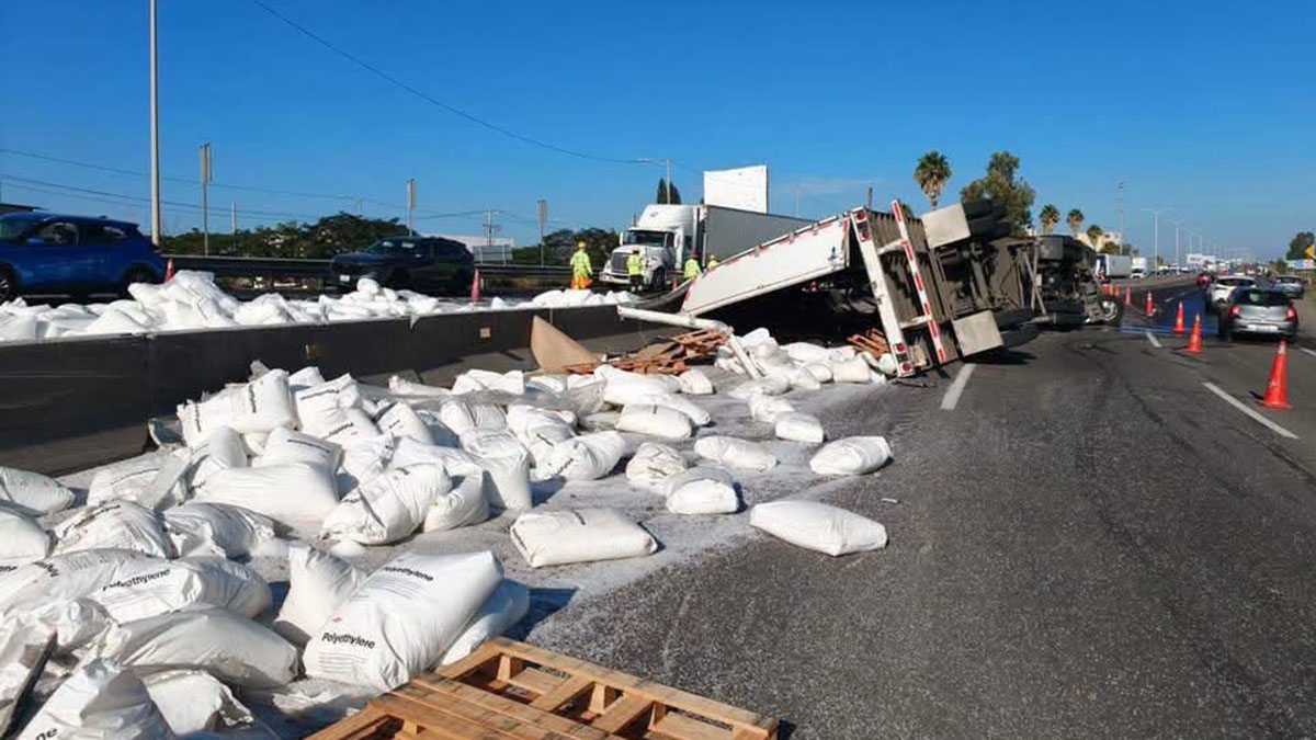 Silao: Volcadura de tráiler provoca caos vial en la carretera León