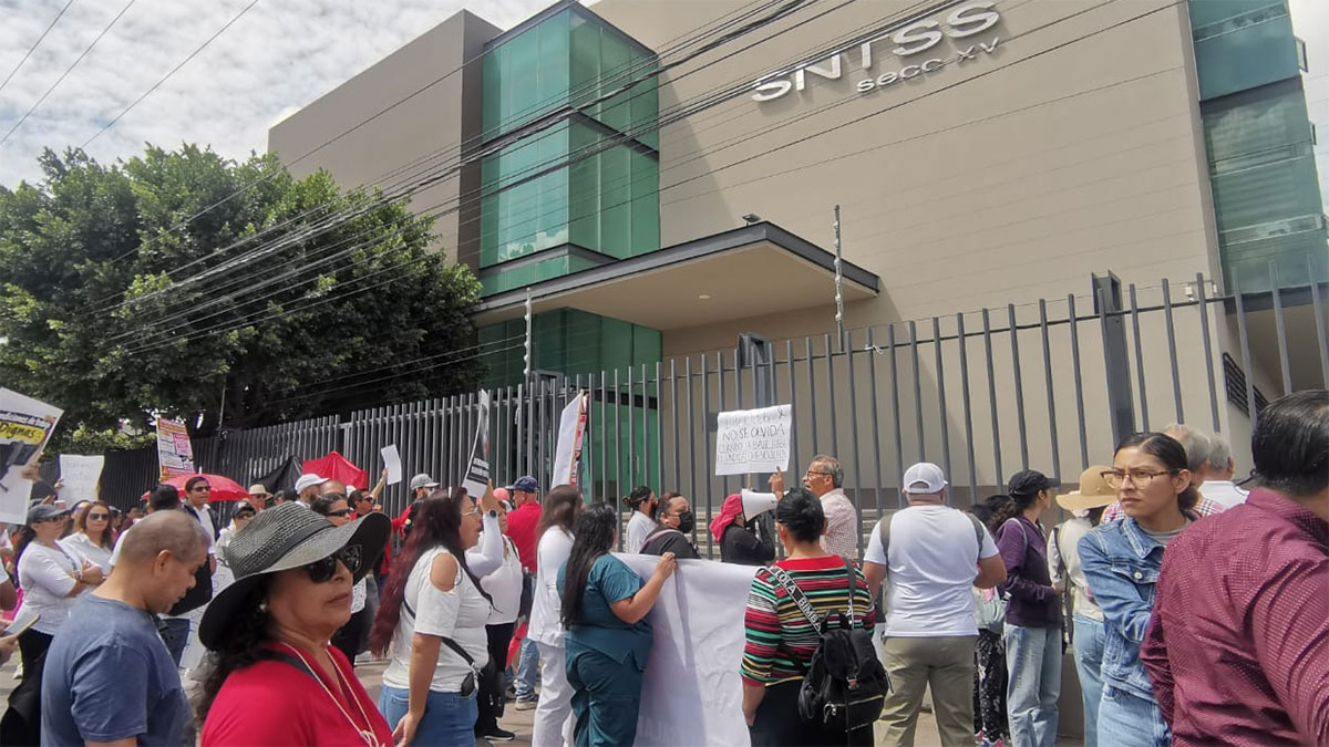 Trabajadores del IMSS en León exigen más insumos y personal